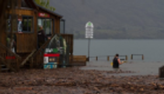 أمطار وفيضانات تجلي سكان جزيرة نيوزيلندية