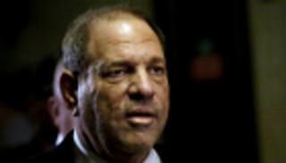  المطالبة بزيادة كفالة هارفي واينستين لانتهاكه شروط الإفراج