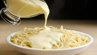 المكرونة بالصوص الأبيض
