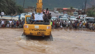 البرنامج السعودي لتنمية وإعمار اليمن يمهد الطرق في محافظة سقطرى