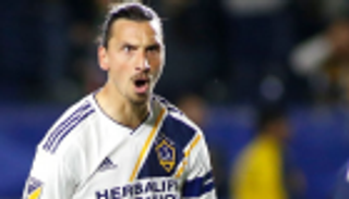 وكيل إبراهيموفيتش يلمح لاحتمالية اعتزاله 