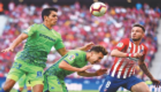 بيتيس يسعى لتحصين الجزائري ماندي ضد إغراءات أتلتيكو مدريد