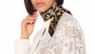 السكارف المنقوش.. موضة الشتاء لإطلالة دافئة