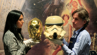 من المقتنيات المعروضة في المزاد