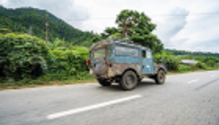 على متن لاند روفر عمرها 64 عاما.. رحلة برية من سنغافورة إلى لندن