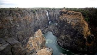 تراجع منسوب المياه في شلالات فيكتوريا