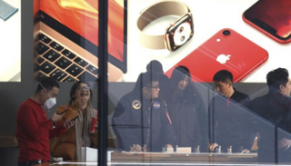 صينيون في متجر أبل ببكين