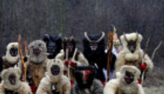 شياطين تطارد الأطفال قبل احتفالات عيد الميلاد