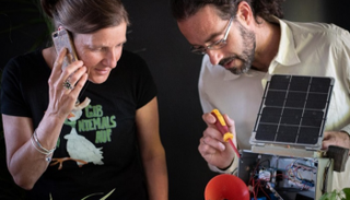 الباحثون خلال تجربة الجهاز