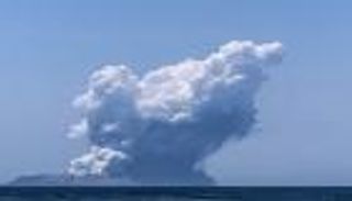 ثوران بركان في نيوزيلندا.. ومصير مجهول ينتظر 100 شخص