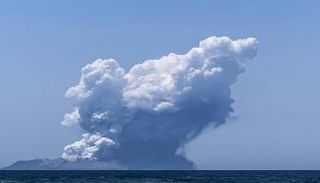 أعمدة الدخان تتصاعد من فوهة البركان