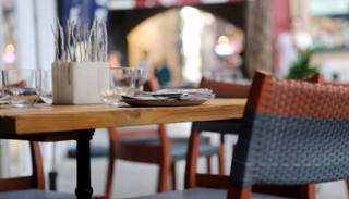 السعودية تلغي المداخل المنفصلة للعائلات والعزاب في المطاعم