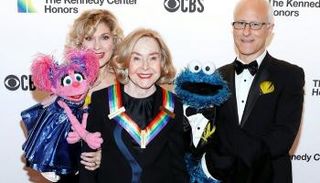 بعض أفراد برنامج "سيسامي ستريت" في كينيدي سنتر بواشنطن