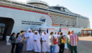 شرطة أبوظبي توزع كتيبات توعية على سياح البواخر البحرية