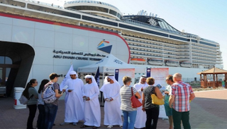 شرطة أبوظبي توزع قواعد إرشادية للسائح