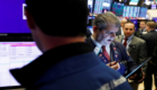 وول ستريت تفتح منخفضة بفعل بيانات صينية