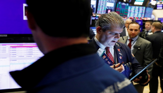 متعاملون أثناء التداول في بورصة نيويورك- رويترز