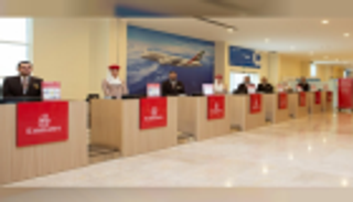 أطقم طيران الإمارات للخدمات الجوية والسياحية الأفضل في العالم