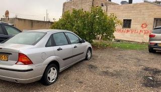 إعطاب سيارات وشعارات عنصرية نفذها مستوطنون بالقدس الشرقية