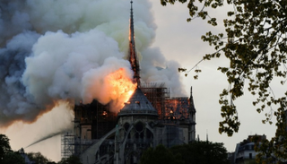 نيران تتصاعد من سقف كاتدرائية نوتردام في باريس
