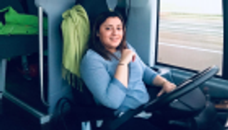 إلهام نويرة.. أول عربية تقود الحافلات الدولية في بلجيكا