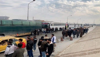 متظاهرون عراقيون في طريقهم إلى ساحة التحرير في بغداد