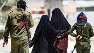 المخيم يضم أكثر من 10000 سيدة وطفل