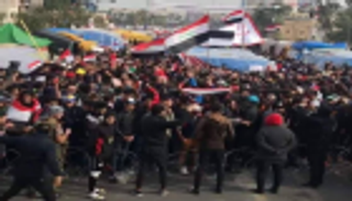 متظاهرو العراق يمنعون اقتحام المنطقة الخضراء بجدار بشري