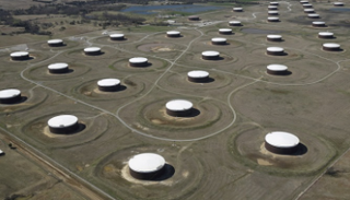 خزانات تخزين النفط في مركز كاشينج بالولايات المتحدة- رويترز