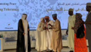 النيجيري أبوبكر عبد الله يفوز بدرع تعزيز السلم بمنتدى أبوظبي