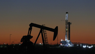 تراجع أسعار النفط بفعل ارتفاع مفاجئ في مخزونات الخام الأمريكية