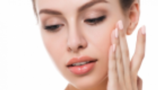 البشرة في الشتاء.. العناية تبدأ بكوب ماء