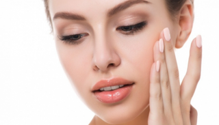 زيت جوز الهند كمزيل للمكياج ويحافظ على ترطيب البشرة