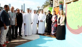 تدشين أحد الأعمال الفنية في المهرجان