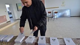 ناخب جزائري في مركز اقتراع للانتخابات الرئاسية