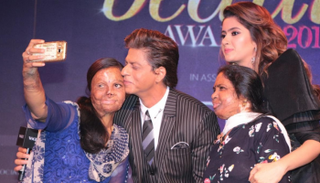 شاروخان وديبيكا مع اثنتين من ضحايا الهجوم الحمضي