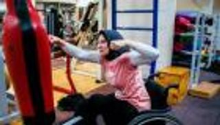 مصرية تتحدى الشلل.. مديرة شركة للأطراف الصناعية
