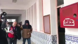 شقيق رجل أعمال جزائري متهم بالفساد ومقرب من بوتفليقة يفر من الإعلام متنكرا