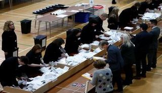 عملية فرز الأصوات للانتخابات العامة في بريطانيا - رويترز 