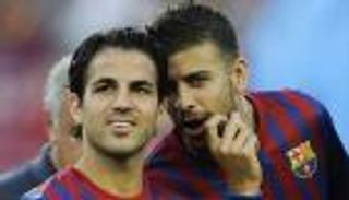 فابريجاس يتوقع منصبا رئاسيا لبيكيه في برشلونة 