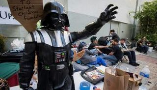 محبو سلسلة أفلام "ستار وورز" أمام صالة "تشاينيز ثياتر" في هوليوود