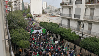 جانب من المظاهرة الرافضة لنتائج الانتخابات بالجزائر 