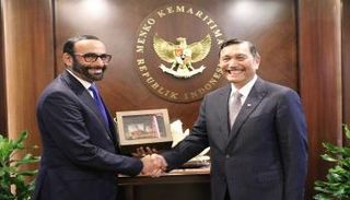 محمد بن أحمد البواردي وزير الدولة الإماراتي لشؤون الدفاع خلال زيارته لجاكرتا