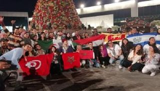 مجموعة من شباب المنتدى أمام شجرة عيد الميلاد