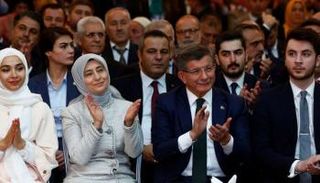 أصغر مؤسسي حزب المستقبل يجلس بجوار داود أوغلو