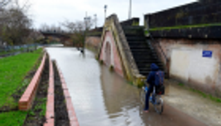 مصرع شخصين وإصابة 5 جراء رياح عاتية في فرنسا