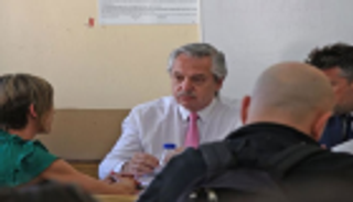 رئيس الأرجنتين يفاجئ طلابه في الامتحان