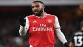 ملكة جمال فرنسا تشعل غضب جماهير أرسنال ضد لاكازيت