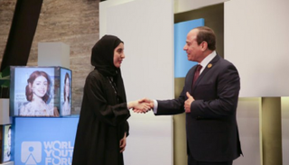 شما المزروعي تصافح الرئيس المصري عبدالفتاح السيسي بمنتدى شباب العالم