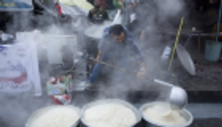 موائد الطعام توحد المتظاهرين العراقيين في ساحات الاعتصام